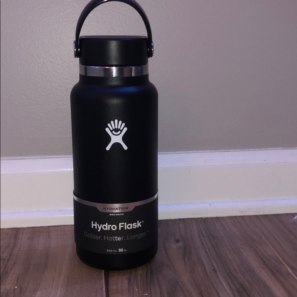 BRAND NEW 32 OZ BLACK HYDROFLASK